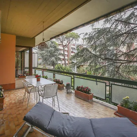Apartment La Terrazza Nel Vicino Metro Cornelia *